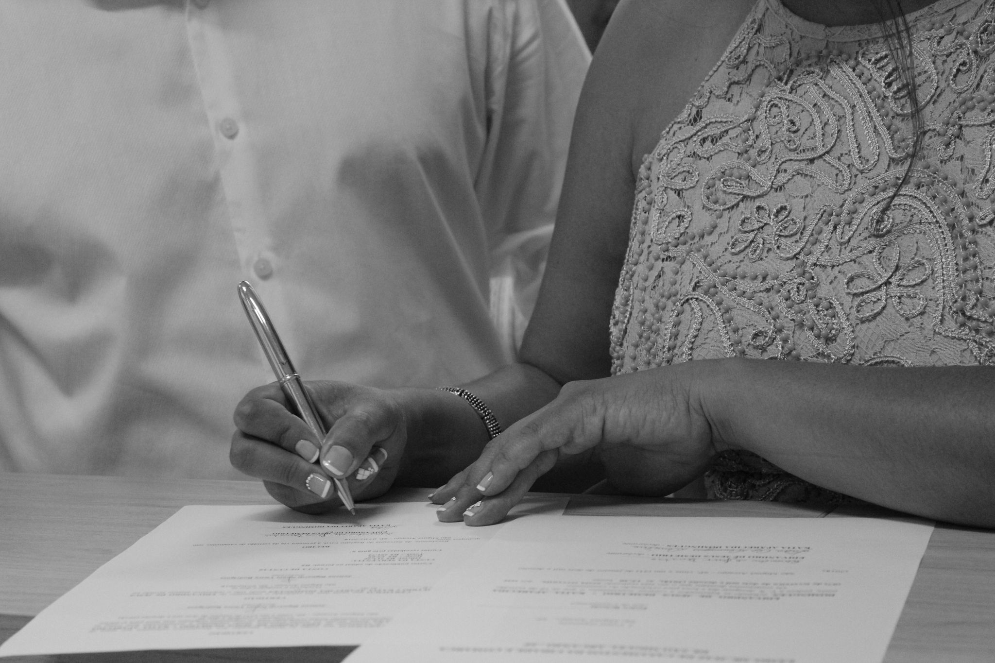 Couple signing important documents during a mobile notary appointment in Arizona